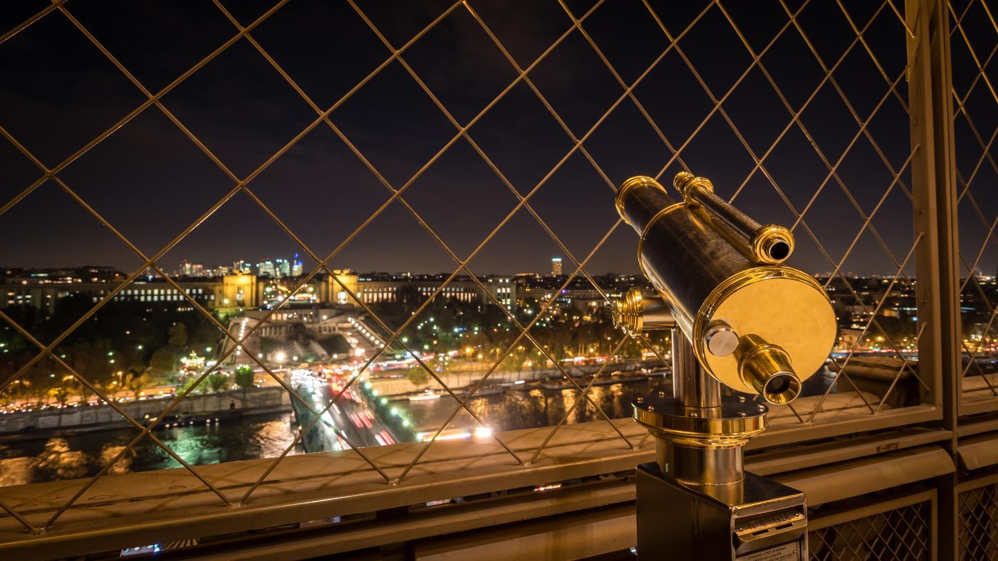 Longue vue de la tour Eiffel la nuit