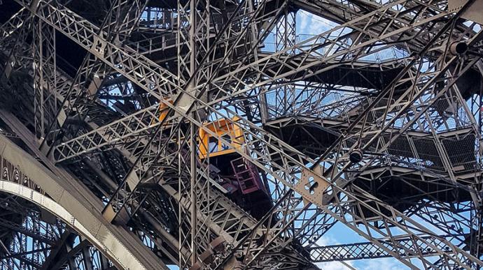 Eiffel Tower visit via the lifts
