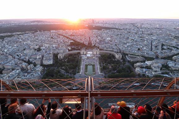 Coucher de soleil au sommet de la tour Eiffel