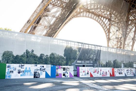 Panneaux d'exposition sur le parvis de la tour Eiffel