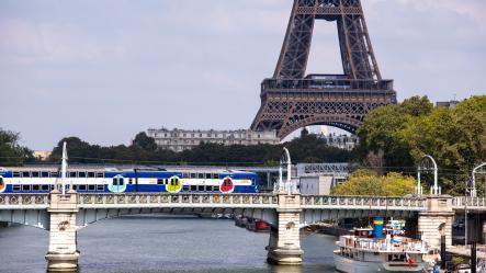 La línea C del RER y la torre Eiffel