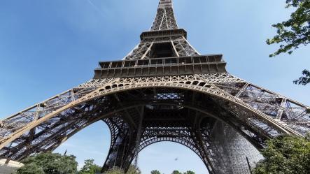 Vue tour Eiffel depuis jardins