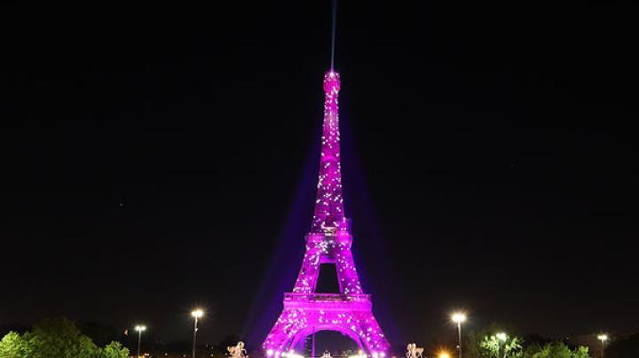 Tour Eiffel illuminée en rose