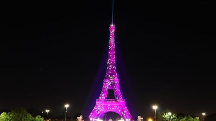 La tour Eiffel illuminée en rose