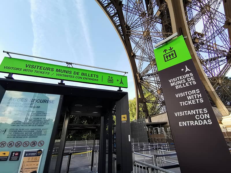 Green flag for the lift entrance on the parvis