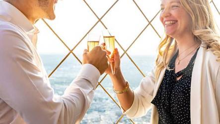 Couple buvant du champagne au sommet de la tour Eiffel