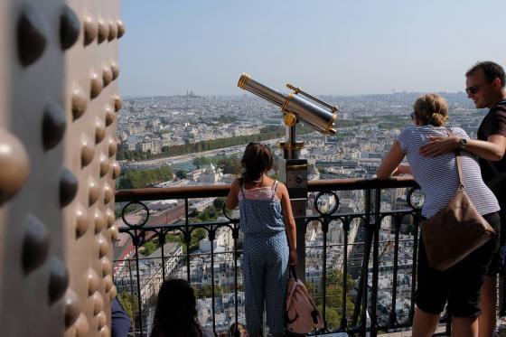 Visitantes de la Torre Eiffel en el 2do piso