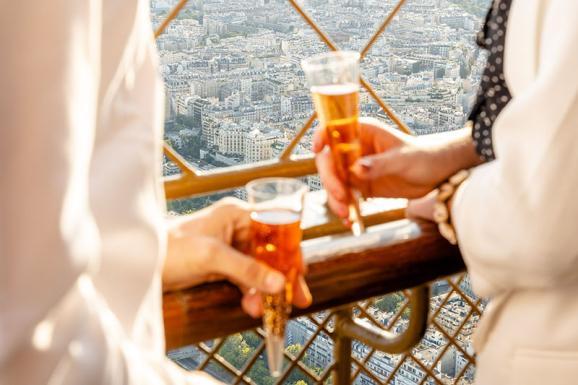 Boire du champagne au sommet de la tour Eiffel