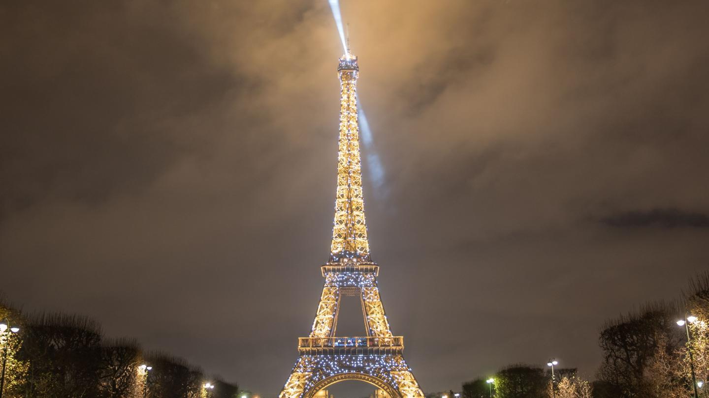 La Tour illuminée depuis le Champ-de-Mars