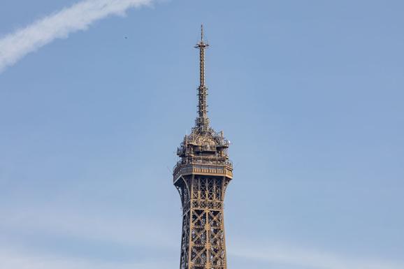 Vue sur le sommet de la tour Eiffel