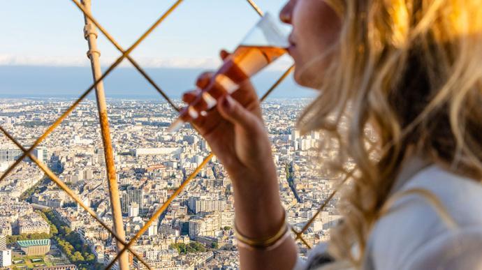 Coupe de champagne au sommet de la tour Eiffel
