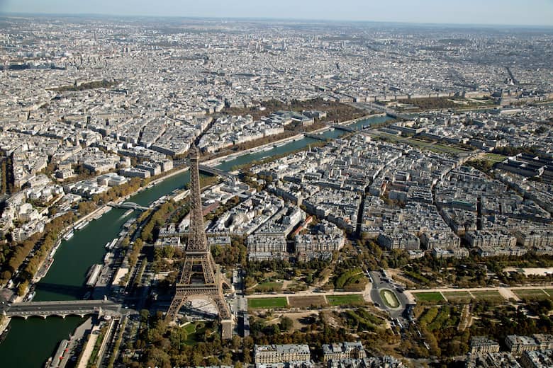 Vista aérea da Torre Eiffel e Paris